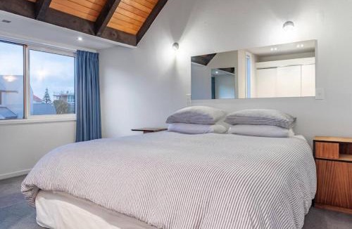 Sumner Apartment | Mid-Century by the Beach