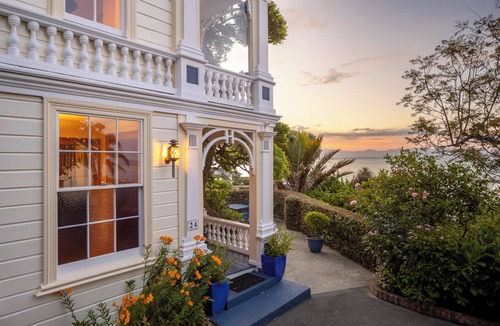 Britannia Heights Apartment | 'Middle Earth - Te Whare Rangi' - Private Room in Nelson Waterfront