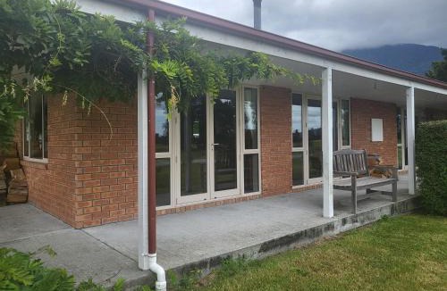 Fox Glacier House | Misty Peaks Guesthouse