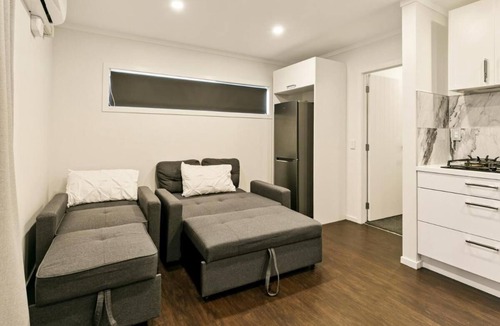 Upper Hutt Apartment | Modern 1BR Flat, Private Entry, Full Kitchen-30 minutes' drive to Wellington CBD