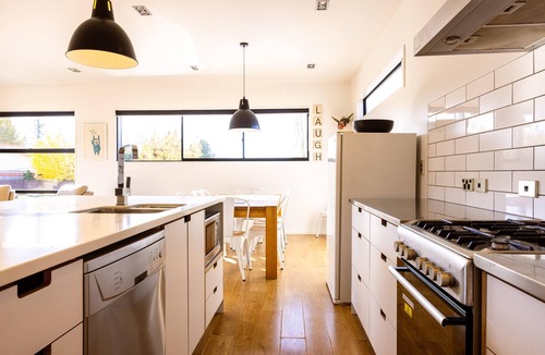 Lake Tekapo House | Modern 4 Bedroom Bach Close to the Township of Tekapo
