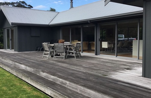Kuaotunu House | Modern Bach - level 5 minute walk to Kuaotunu Beach