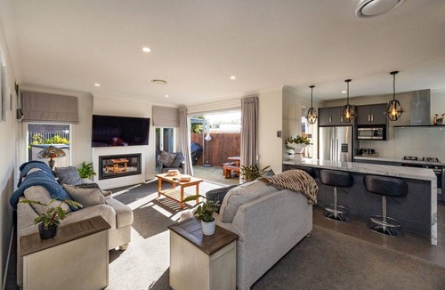 Palmerston North House | Modern, Cozy and Spacious Home near City Centre