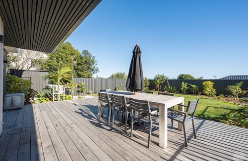 Nelson House | Modern Family home with Views, Sunsets and Space in Atawhai. 8 mins to Nelson.