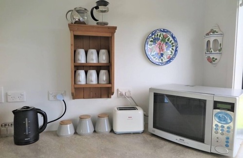 Tawharanui Cottage | Modern, light, convenient, fully fitted space with sea views and spacious garden
