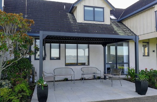 Tawharanui Cottage | Modern, light, convenient, fully fitted space with sea views and spacious garden