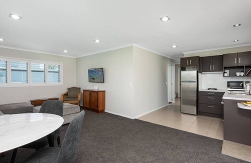 Mount Maunganui House | Modern Marine Parade Apartment