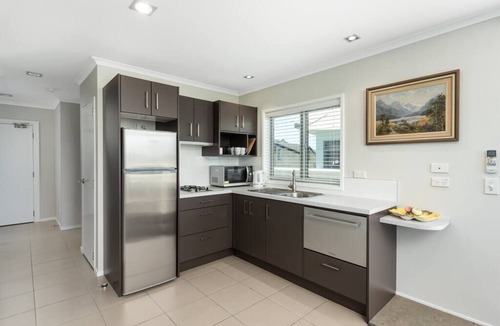 Mount Maunganui House | Modern Marine Parade Apartment