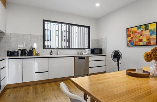 Orewa House | Modern Orewa Delight w Parking just Steps to Beach