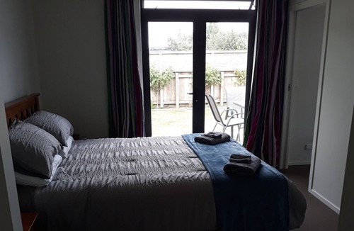 Haumoana Apartment | Modern relaxing beachside studio, put your feet up and feel at home