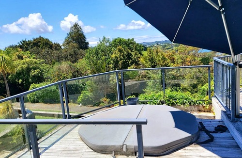 Warkworth House | Modern warm house short 5 minute drive from Matakana. Walk to great vineyards