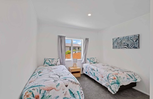 Red Beach House | New 2 bedroom house 900m from beach