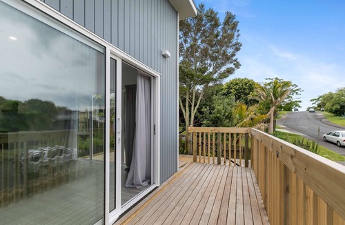 Red Beach House | New 2 bedroom house 900m from beach