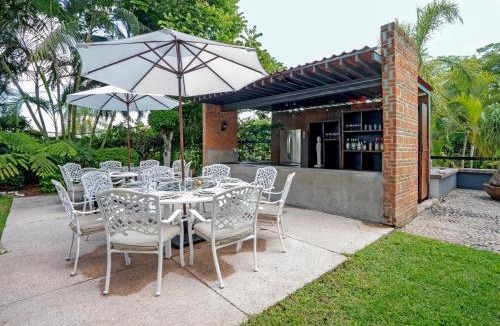 Cuernavaca House | New Family Home with Pool Jacuzzi & Fronton