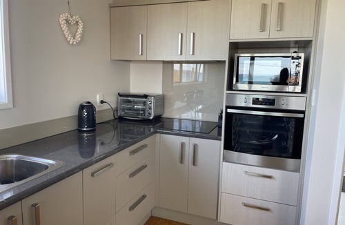 Algies Bay House | Newly renovated kiwi bach, spectacular ocean views, 2 minutes walk to the beach