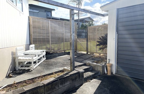 Algies Bay House | Newly renovated kiwi bach, spectacular ocean views, 2 minutes walk to the beach