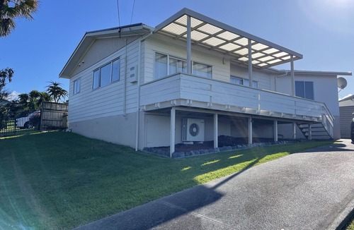 Algies Bay House | Newly renovated kiwi bach, spectacular ocean views, 2 minutes walk to the beach
