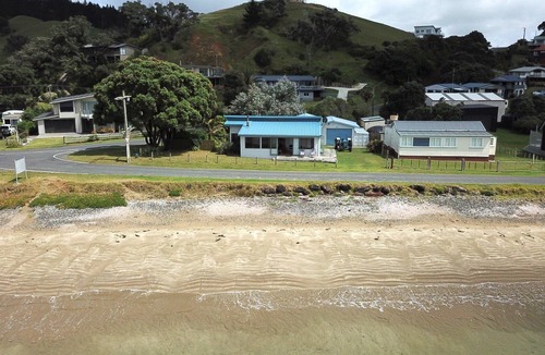 Oakura House | Oakura beachfront, 8 Kayaks, SU Paddleboard, Wifi, Gas fire pit
