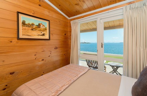 Waipahihi Hotel | Oasis Beach Motel