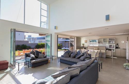 Omaha House | Ocean Escape - Omaha Holiday Home