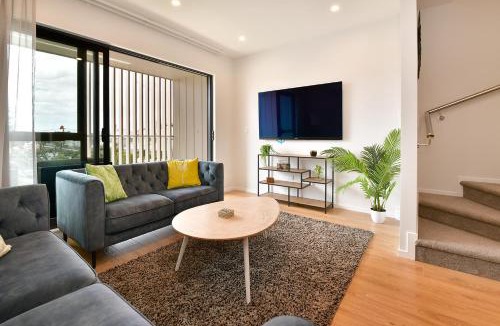 Orewa House | Ocean View Retreat - Orewa Beach