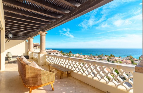 Buzzards Condo | Oceanview Penthouse with infinity pool and jacuzzi