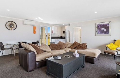 Omokoroa House | Omokoroa Sea View Apartment, peaceful, clean and comfortable