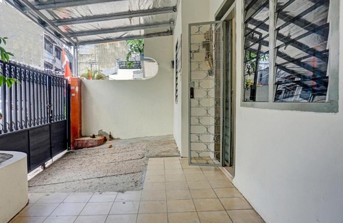 Gambir Hotel | OYO 91658 Luci’s House