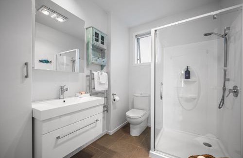 Army Bay Apartment | Pacific Ocean Breezes