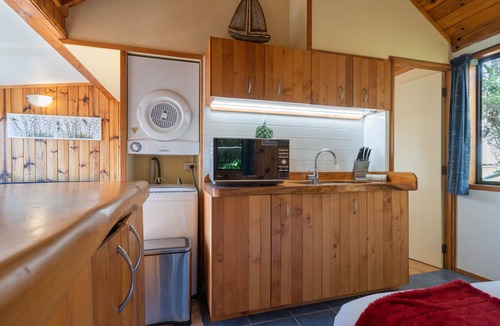 Waiheke Island Cottage | Palm Beach -SupaCute Character Cottage, SKY TV, and Wifi