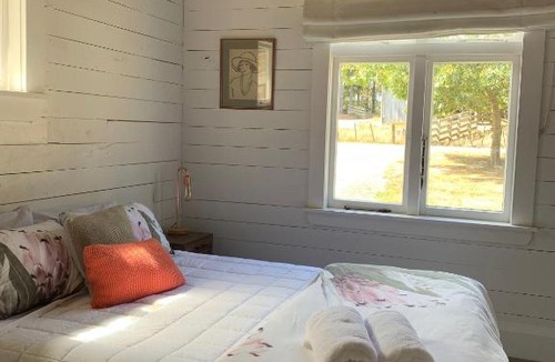 Waipukurau House | Paratu Farm Cottage in a quiet rural setting.