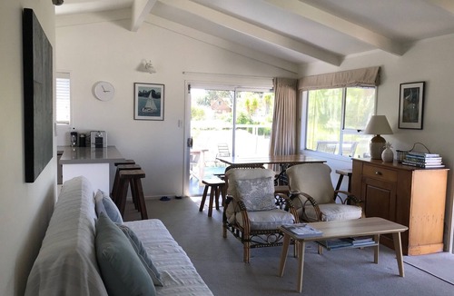 Pauanui House | Pauanui Family Bach with sleepout. 7 min walk to beach & shops. Sleeps 7