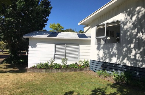 Pauanui House | Pauanui Family Bach with sleepout. 7 min walk to beach & shops. Sleeps 7