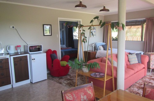 Waitakaruru Apartment | Peaceful Miranda area and less than an hour to AucklandnSleeps three