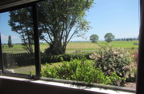 Waitakaruru Apartment | Peaceful Miranda area and less than an hour to AucklandnSleeps three