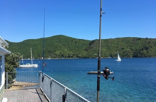 Waikawa Bay House | Picton beach front kiwi bach