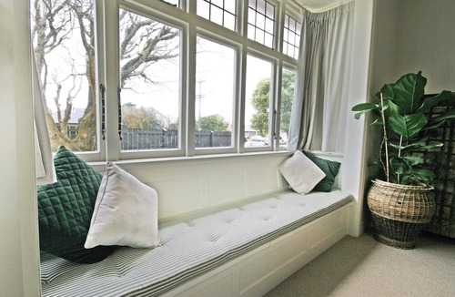 New Plymouth House | Pohutukawa House - New Plymouth Holiday Home