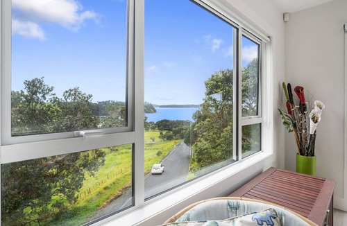 Mahurangi East House | Pohutukawa Paradise - Martins Bay Holiday Home