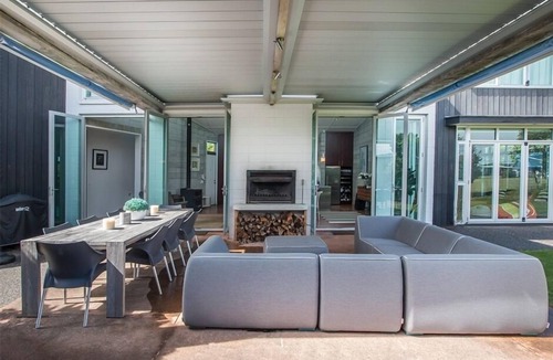 Omaha House | Poolside Family Bliss at the Beach