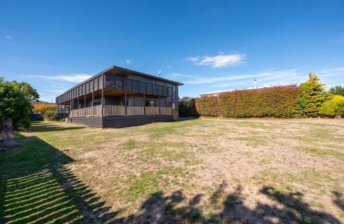 Waipahihi House | Poppy's Bach - Lake Taupo Holiday Home