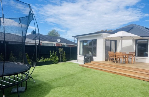 Christchurch House | Private, 4BR, Family-Friendly, Free Parking near Airport