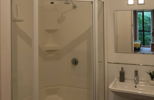 Plimmerton Apartment | Punga Hideaway- Set amongst native bush and birdsong