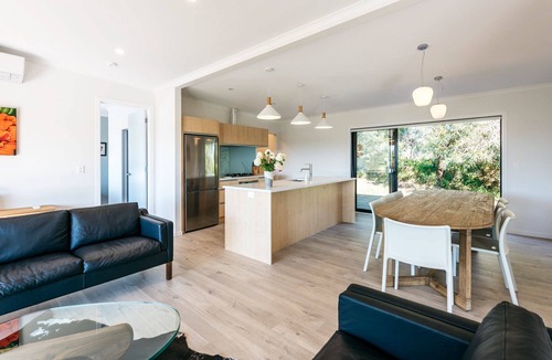 Surfdale House | PUTAKI BAY - KERERU VILLA | Be My Guest