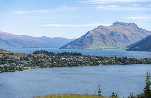 Queenstown House | Queenstown Lake and Mountain View Retreat Free Wifi Free Street Parking