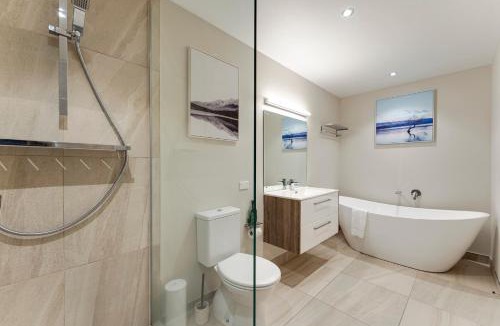 Queenstown House | Queenstown Lake and Mountain View Retreat Free Wifi Free Street Parking