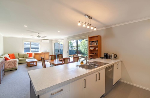 Silverdale House | Relax on Cottage Court - Silverdale Holiday Home