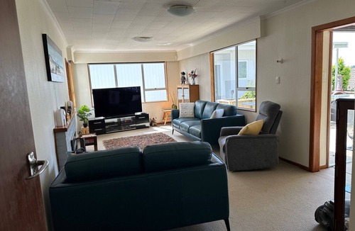 New Plymouth House | Relax - Unwind- Enjoy - Location Plus.5-7 Min to Local Restaurants/Beach/City