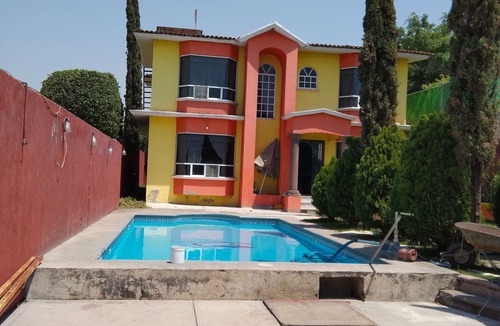 Cocoyoc House | Rest house with pool for you to enjoy with your favorite forgives.