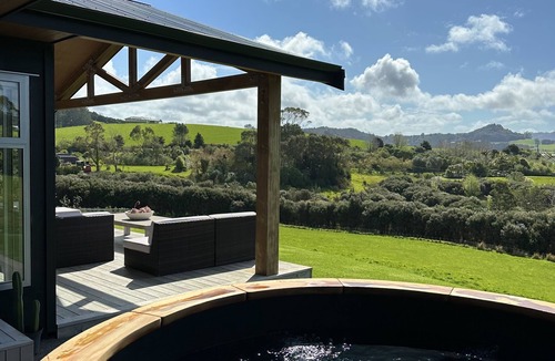Matakana House | Retreat style home with hot tub, sauna, gym & country views. Great location!