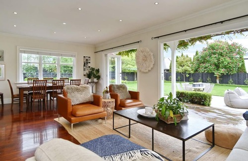 Saint Albans House | Retreat Villa - 6 Bedroom holiday home in St Albans